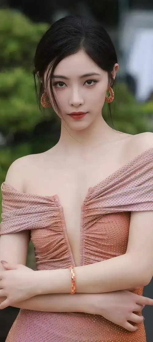 害羞草放在明亮窗台上的自然生长状态
